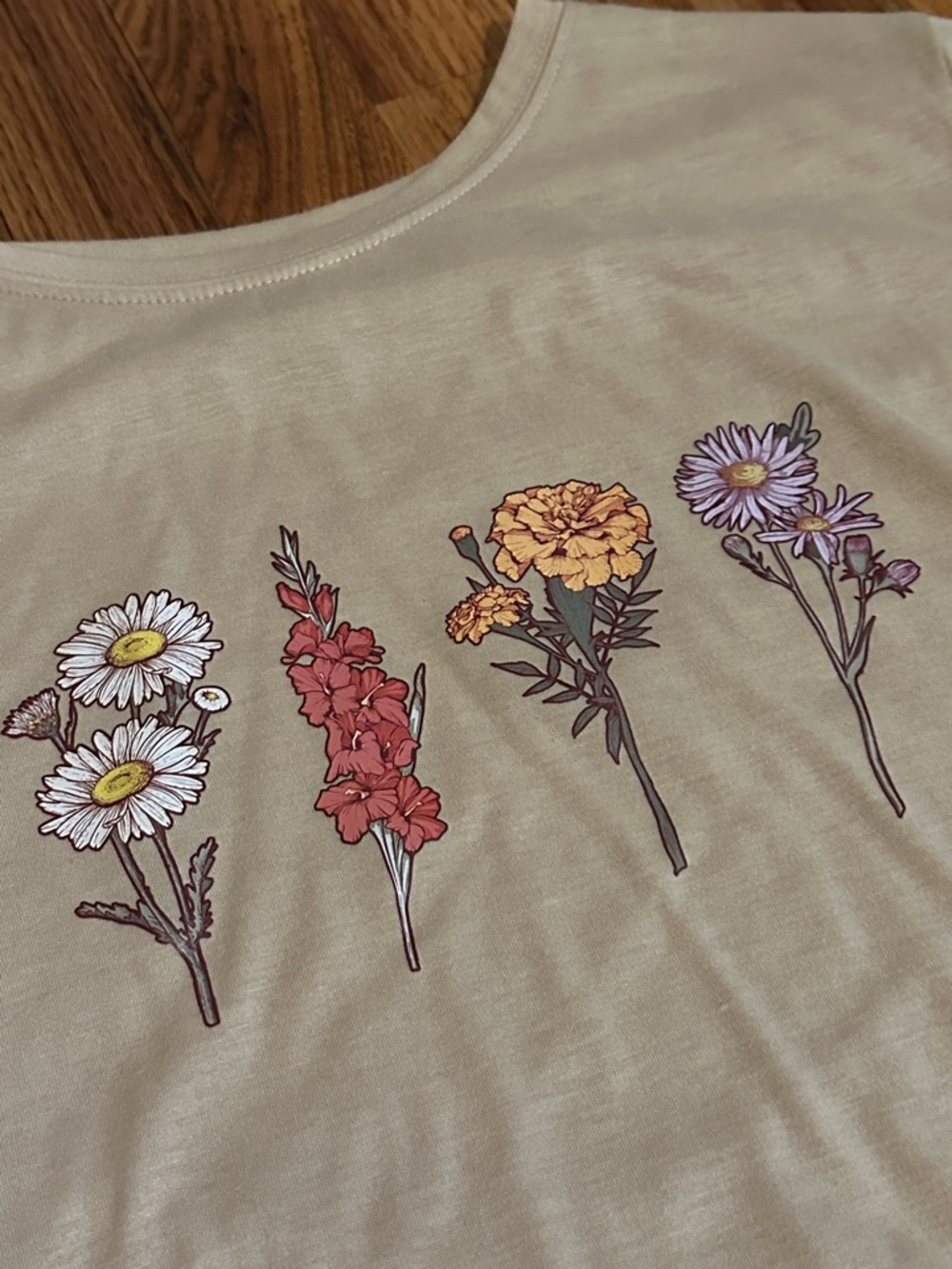 Floral Graphic Tee in Light Beige Women’s XL - Picture 2 of 3
